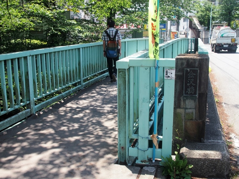 この橋は渡らず、川沿いの道を行く。