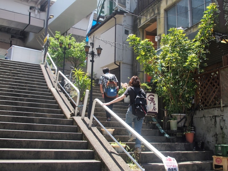 階段の上には都営三田線の新板橋駅がある