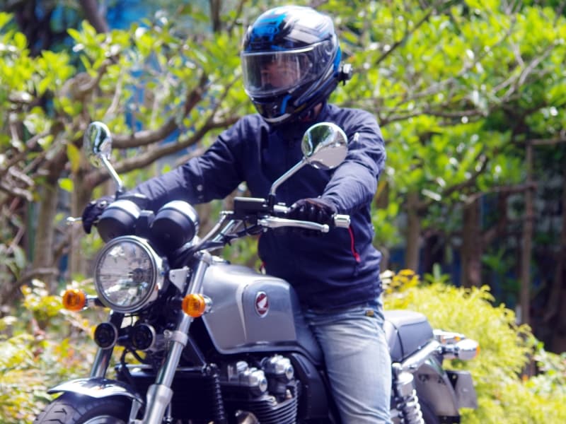 CB1100は足つき性は抜群に良い