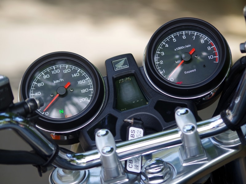 CB1100のメーターにはシフトインジケーターや瞬間燃費などが表示される