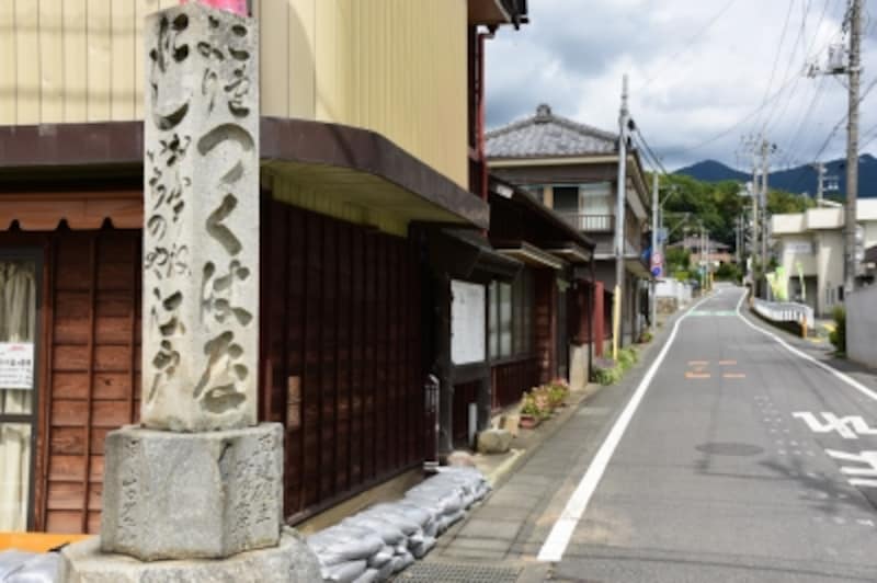 高さ3mを超える「つくば道」の道標