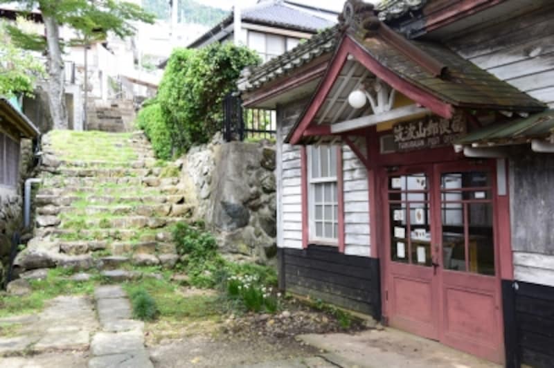 わずかに残る石段と、旧郵便局のレトロな建物が、なんとも味わい深い