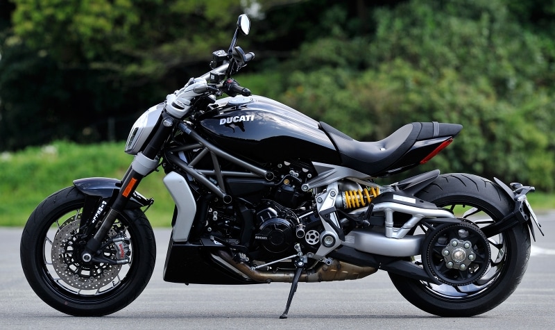 無駄のないXディアベルのシルエットに、カスタムバイクのような完成度の高さを感じる