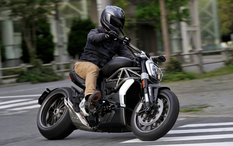 街乗りで求められる低回転域のパフォーマンスは、トルクフルで心地よい鼓動を味わわせつつ、無駄のないフィーリングで駆け抜けられるセッティングになっていたXディアベル