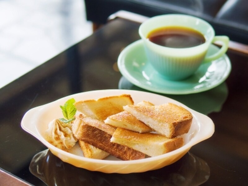 「HONEY GOLD COFFEE」はオリジナルブレンドに地元養蜂場のはちみつを加えた、甘くて優しい一杯。トーストにもこのはちみつが使われます。