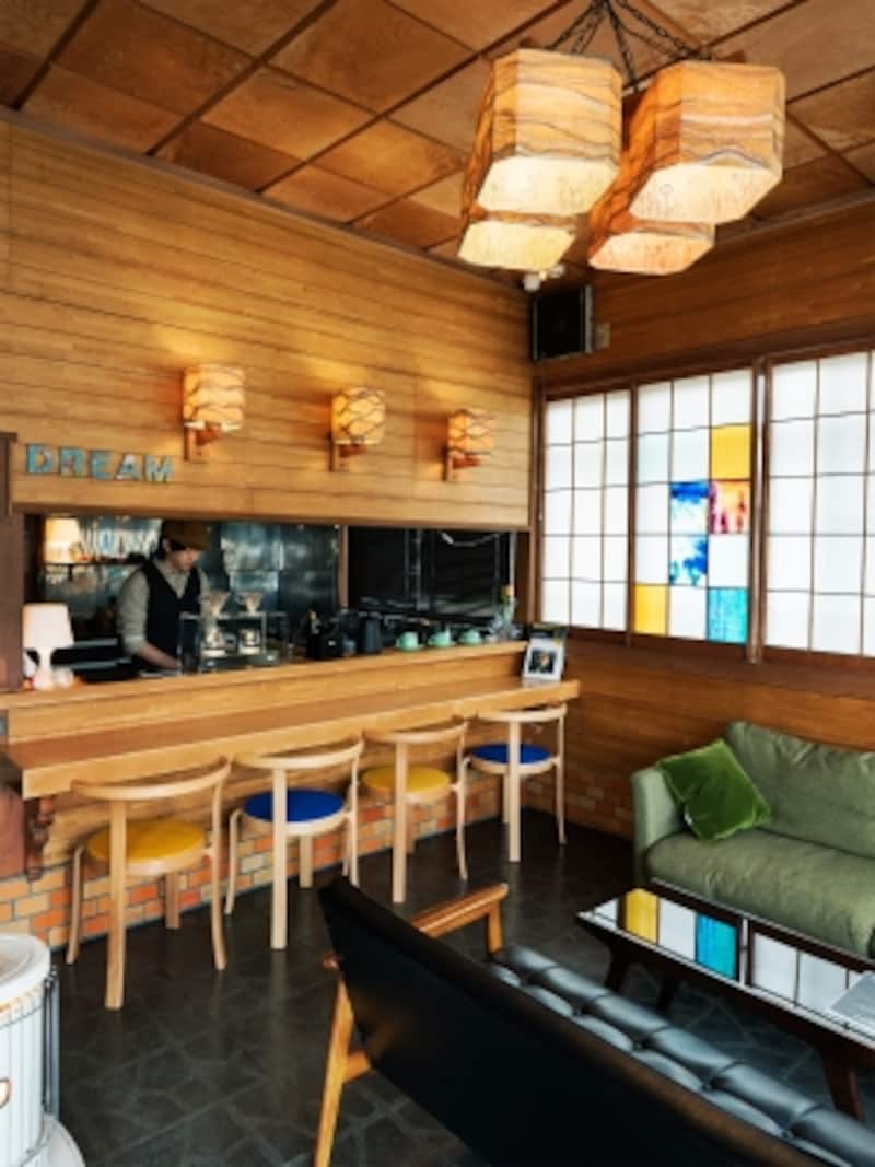 店内のそこかしこにシムラさんやアーティストの作品、地元の子どもたちの作品がちりばめられて。
