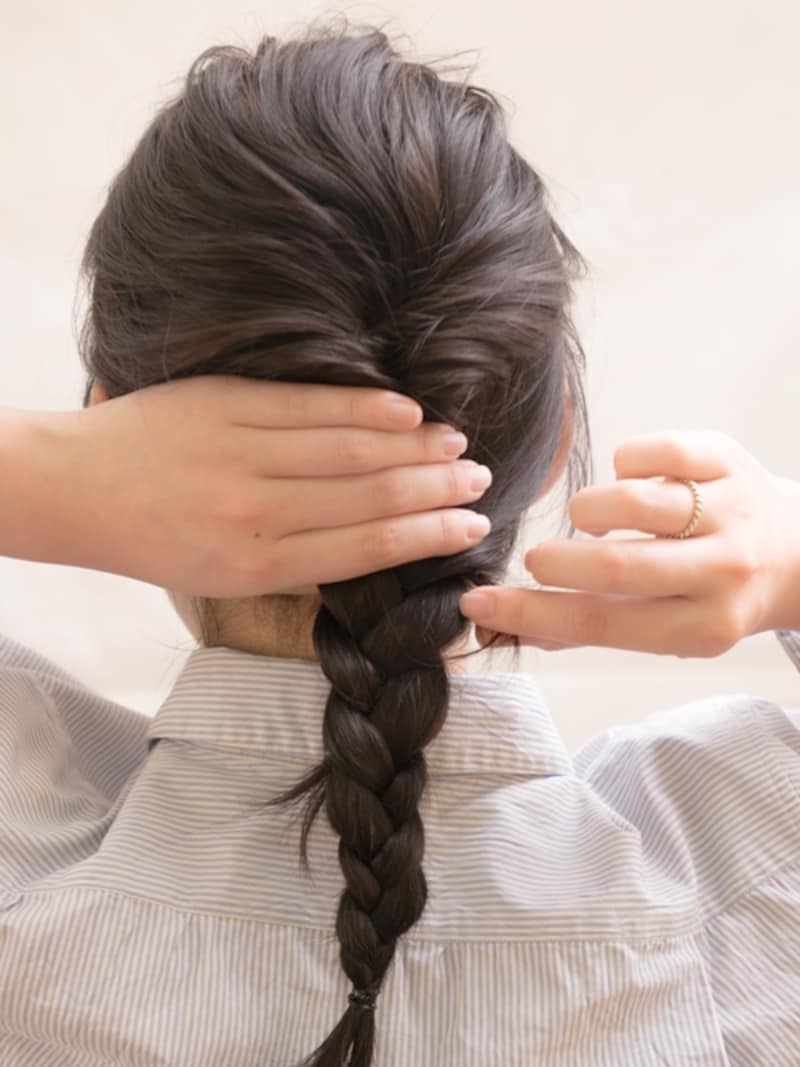 三つ編みの根元側から少しずつ引っ張る