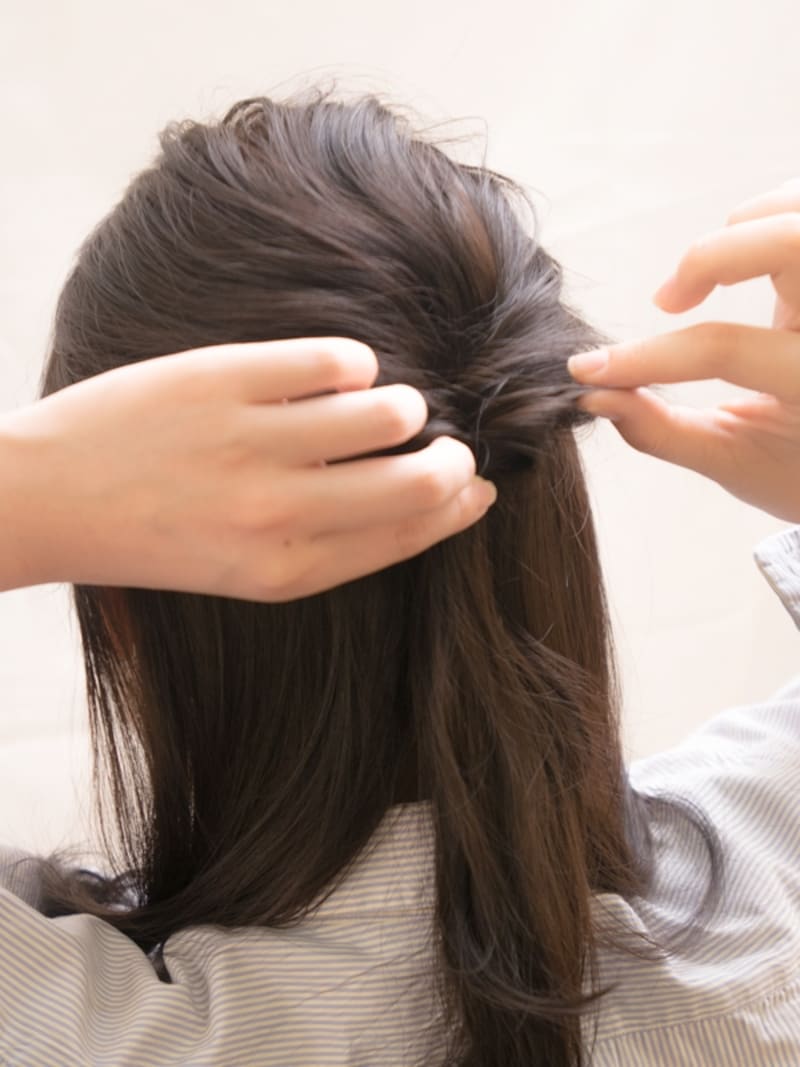 親指と人指し指でちょこっとつまんで引っ張るイメージ