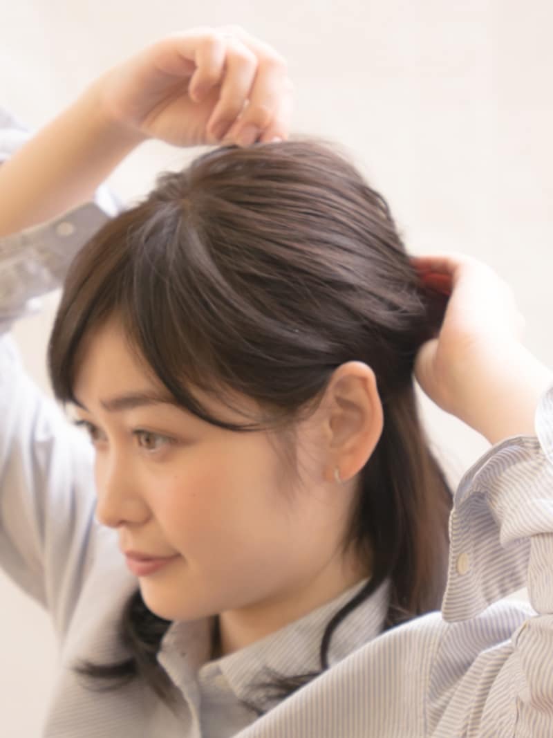 正面から確認して親指と人差し指で少しずつ引っ張ると良い