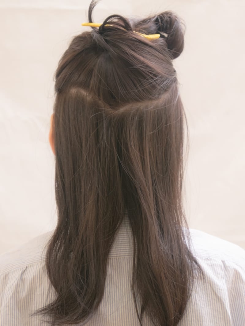 ハチ上の髪をV字にブロッキング