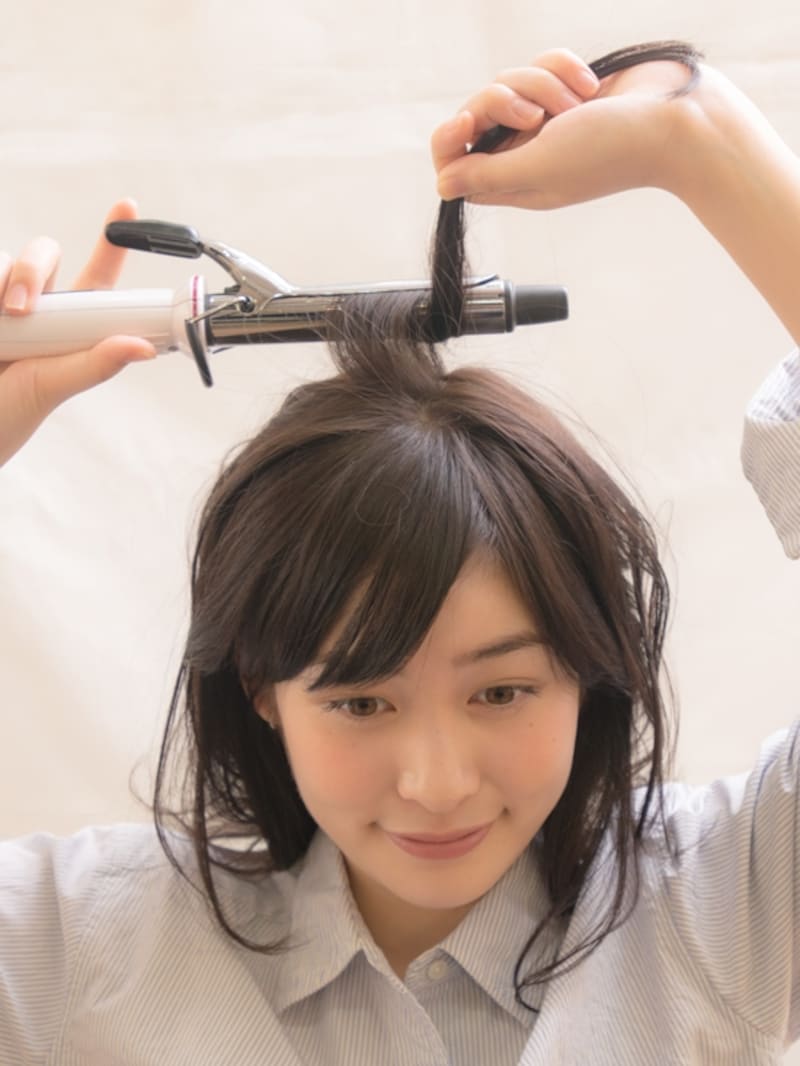 表面の髪を26ミリのアイロンで巻く