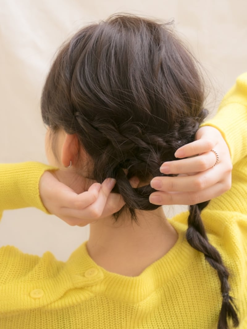 毛束を丸めてシニヨン風にまとめる