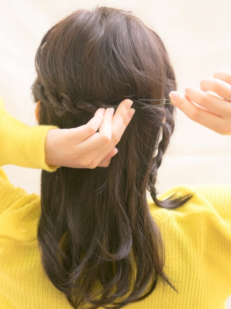 後頭部に沿って巻きつけるように