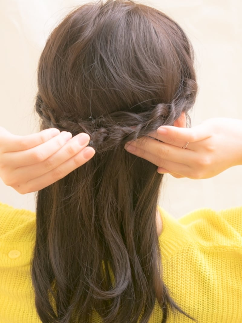 アレンジがキレイに見えるように毛先を隠す