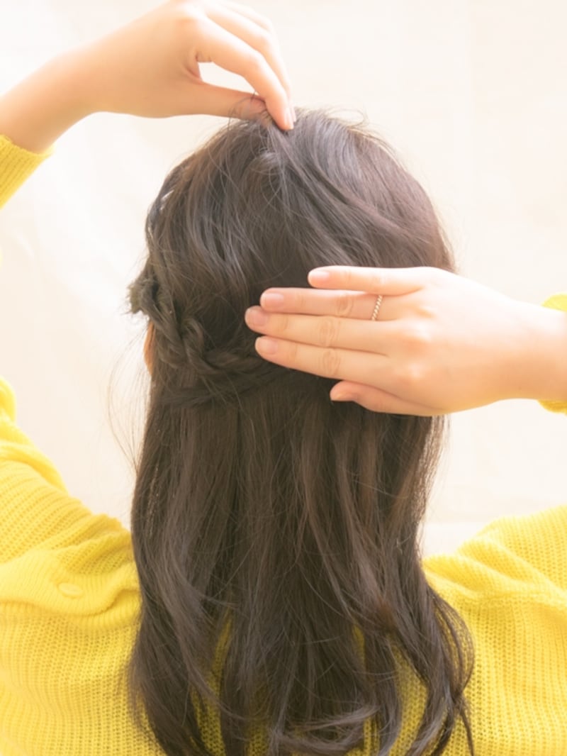 片手で押さえながらトップの髪を少しづつ引っ張る