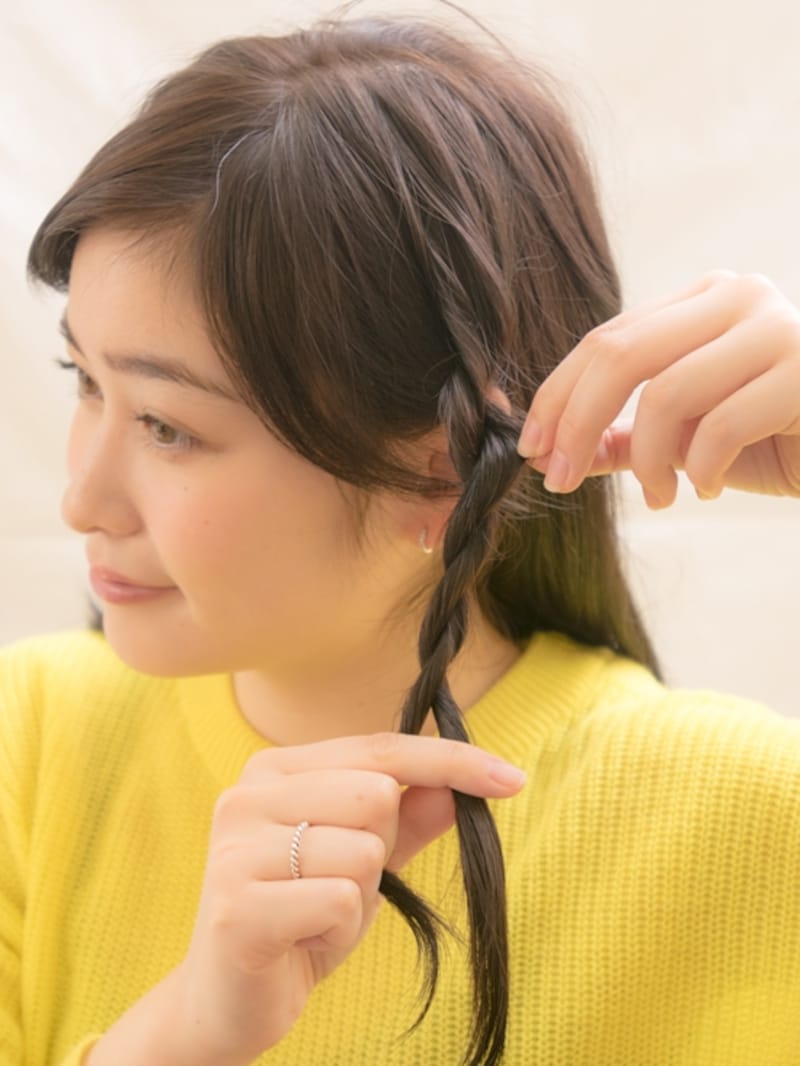 親指と人差し指でつまんで少しずつ引っ張る