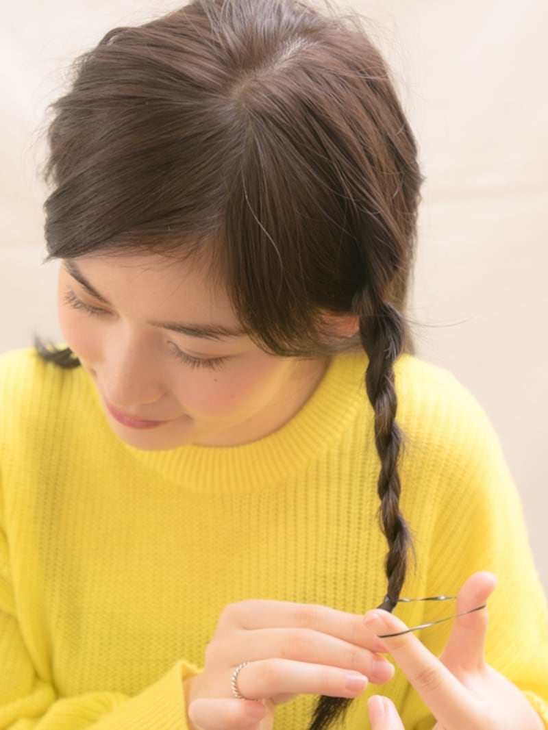 ゴムで結んで編み目が崩れないようにキープ