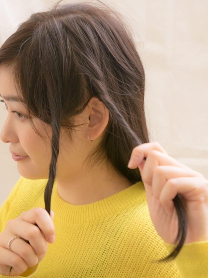 後ろ側の毛束は、手前の毛束の上を通してクロスさせる