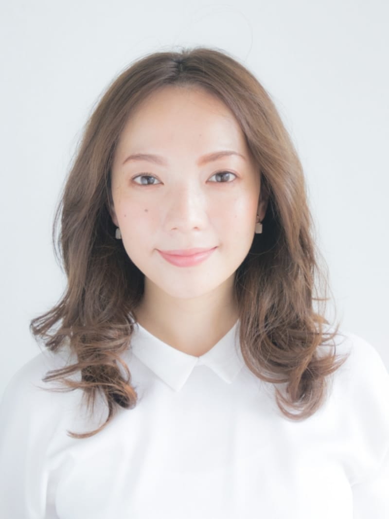 中間からウェーブのかかっているセミロング