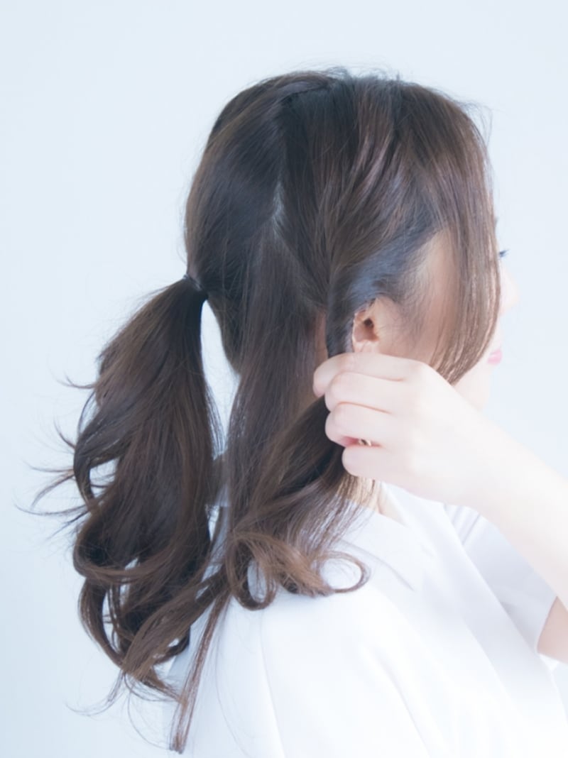 耳後ろの髪を足してもう一度ねじる
