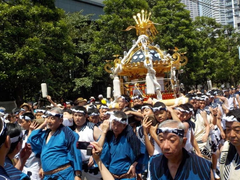 八角神輿の本社神輿渡御
