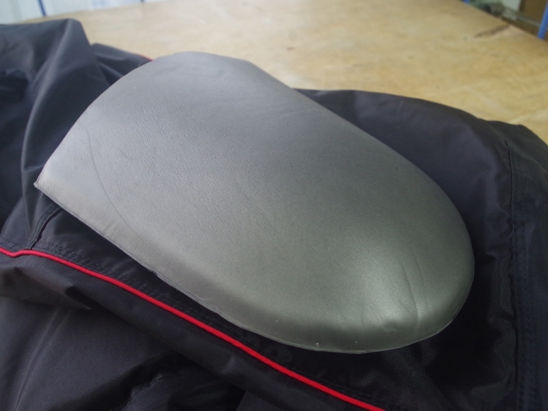 なんと膝パッド入り