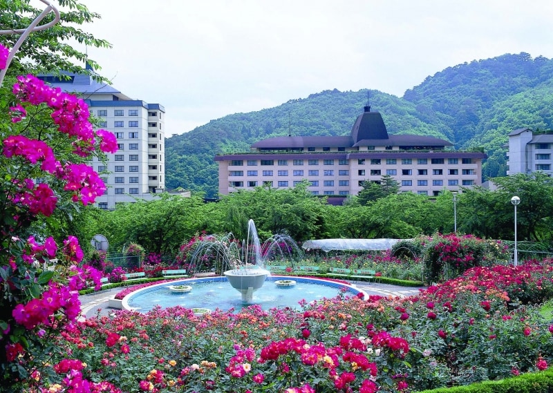 花巻温泉とバラ園