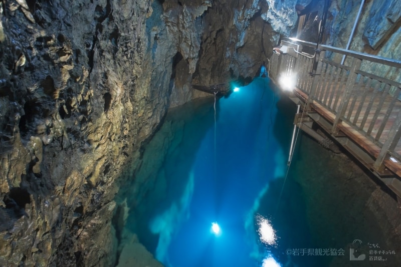 思わず見とれてしまう深いブルーの龍泉洞地底湖（写真提供：岩手県観光協会）