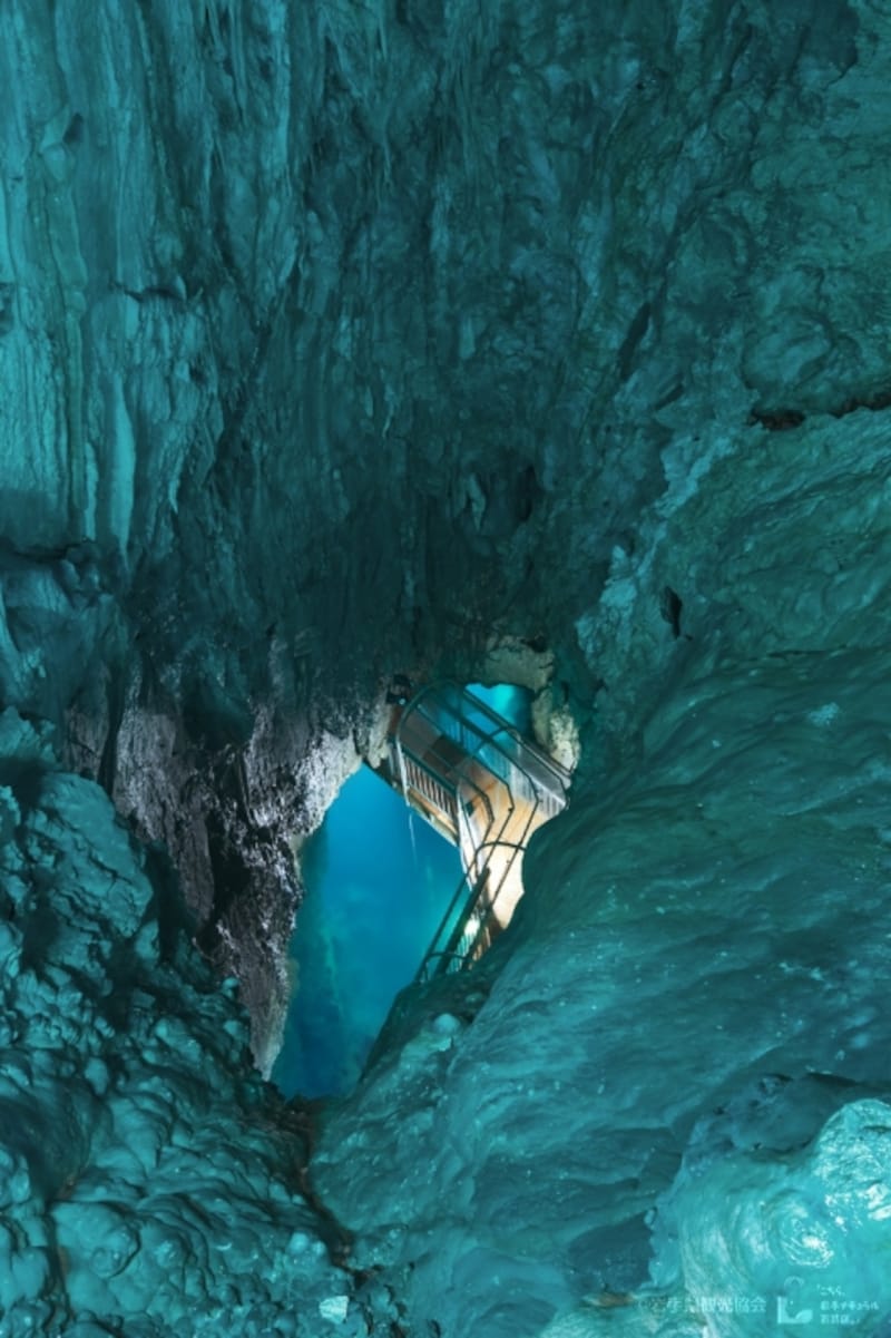 洞内はひんやり。歩きやすい靴でどうぞ!(写真提供:岩手県観光協会)