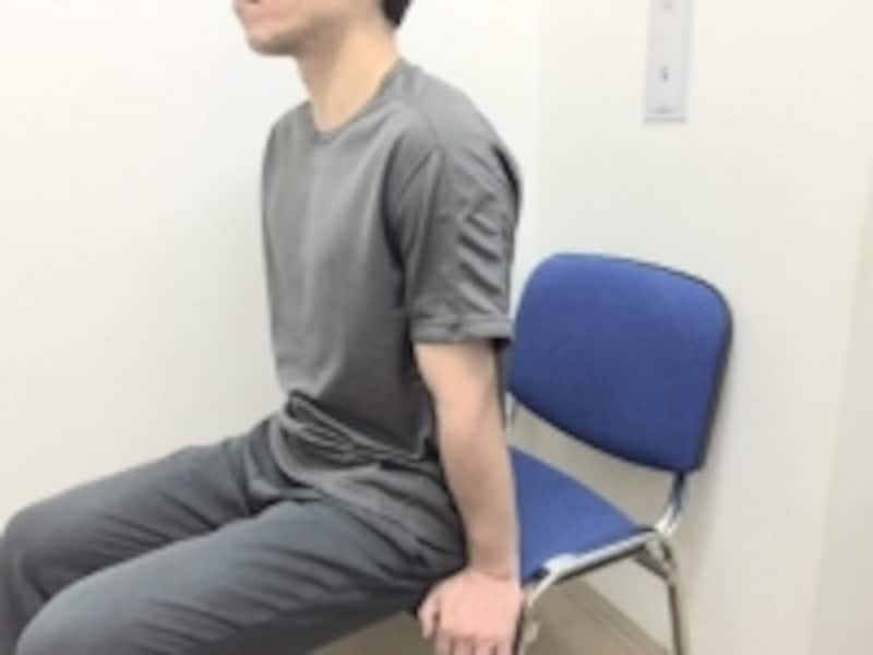 キャスター付きの椅子で行う場合は、椅子が不安定にならないようご注意ください