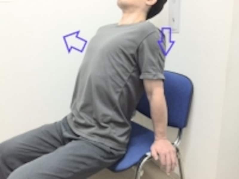 両肩がしっかりと引き下げられるように意識して行いましょう