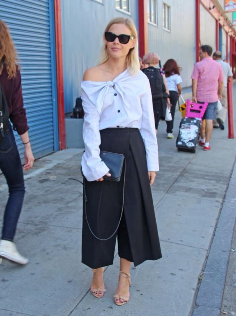 普通のシャツで胸に結び目を作れば、即席の肩出しルックに