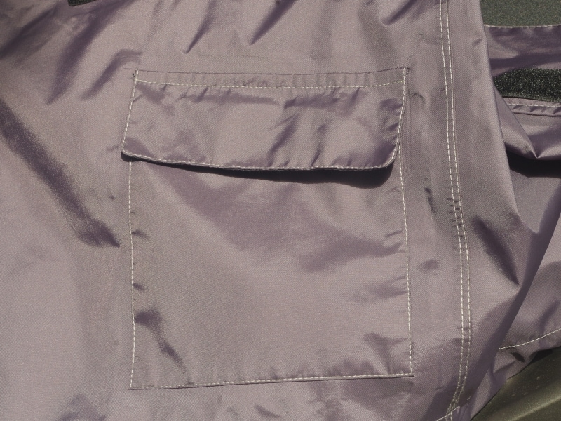 ジャケット後ろにはポケットが