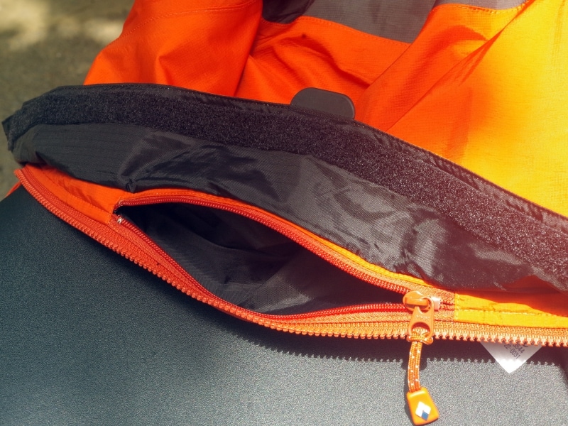 前タテの中にはポケットが