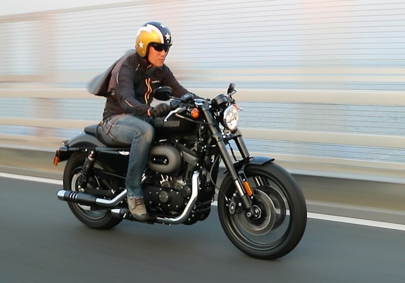 機能性とデザインが両立したアウトドアやバイシクル系ウェアはライディングシーンによく似合う