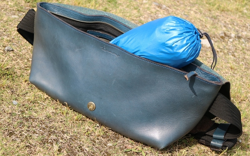 バッグにひとつ携帯しておけば、肌寒いナイトランの心強い味方に