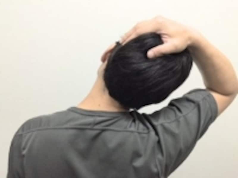 写真のように肩が持ち上がらないように気をつけてストレッチをしましょう