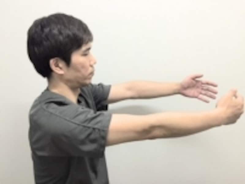 前方へ挙げた腕をさらに前方へ出すイメージで動かしてみましょう
