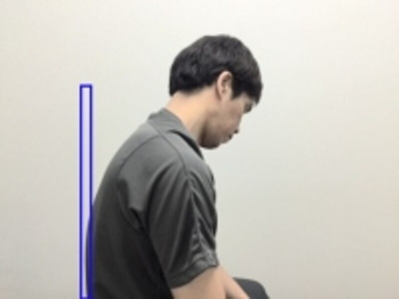 猫背姿勢が楽に感じる人もいるかと思いますが、ストレッチをする際にも余計な負荷が生じてしまいます