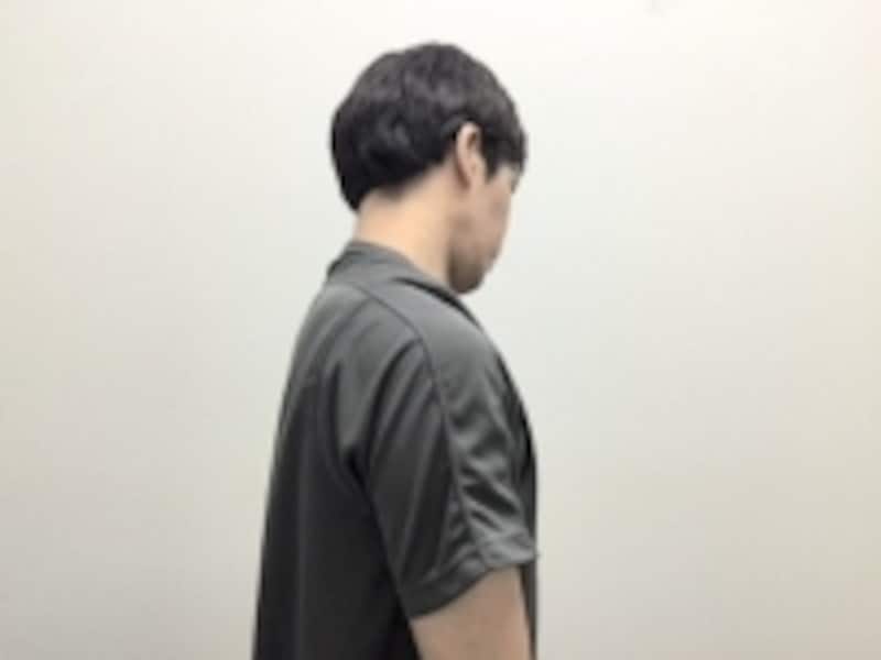 デスクワーク中の人は、いったん座り直してみると猫背姿勢をリセットしやすいです