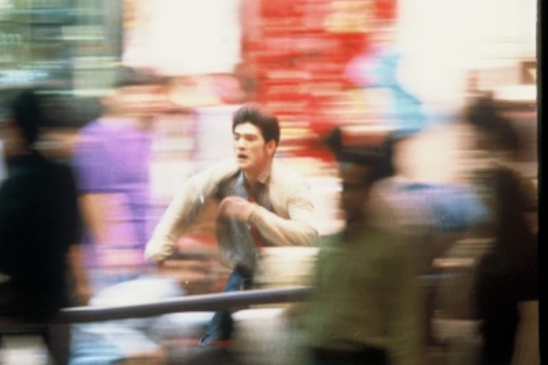 『恋する惑星』冒頭の金城武が疾走するシーンは重慶大廈。(C)1999, 2008 Block 2 Pictures Inc. All Rights Reserved.