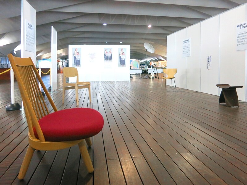 イームズデザインに影響が見て取れる日本の椅子の展示風景の画像