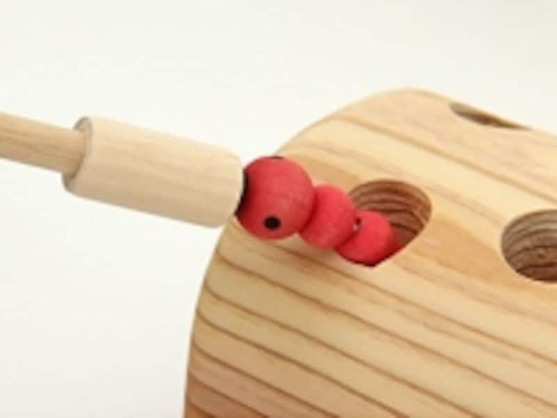 丸太のぬくもりと、イモムシ釣りのユニークさで癒し効果抜群!