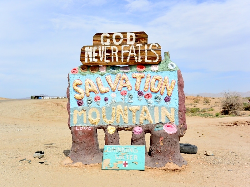 入口の看板からとてもカラフル