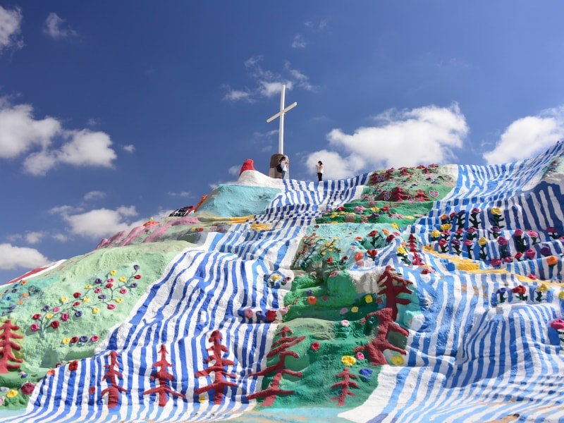 青い空に映えるカラフルなマウンテン