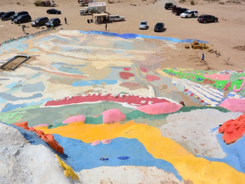 黄色の道を登って行く！他のところは保護のため歩くのは禁止！