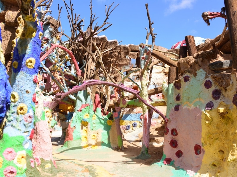 マウンテン隣の未完成の建物の中