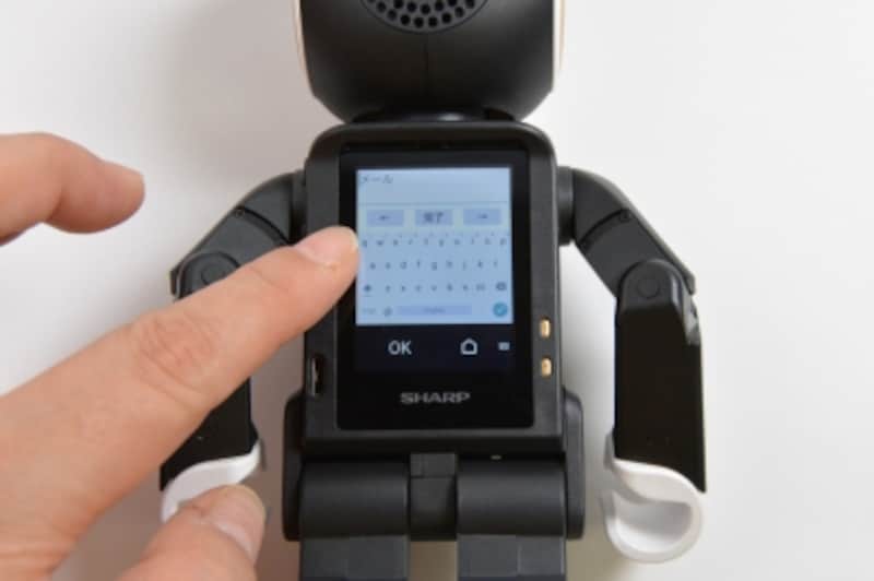 ちなみに背面には約2インチの小さなQVGAディスプレイが備わっています。メールはここから入力することもできますが、ご覧の通り、あまりおすすめしません。