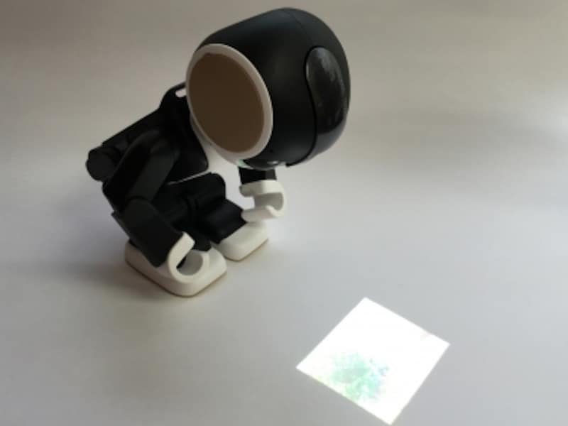 中腰になってプロジェクターを映してくれるロボホン。プロジェクターの解像度は1280×720画素相当で、壁に照射することもできます。