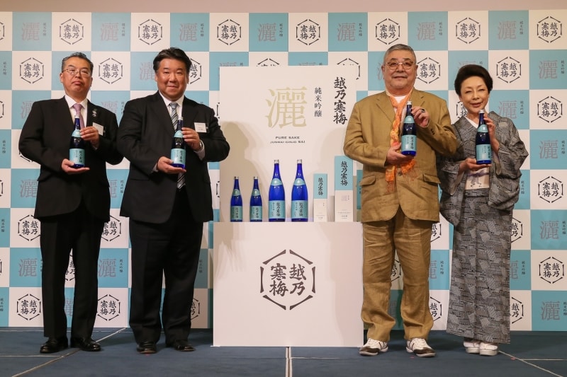 左から竹内杜氏、石本社長、中尾彬・池波志乃ご夫妻